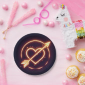 glowing image of a heart with cupid's arrow papieren bordje (Feest)