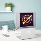 glowing image of a heart with cupid's arrow sticker (Laptop op bureau)