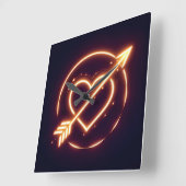 glowing image of a heart with cupid's arrow vierkante klok (Hoek)