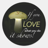 Glowing Solar Mushroom met Inspirerend Quote Ronde Sticker (Voorkant)