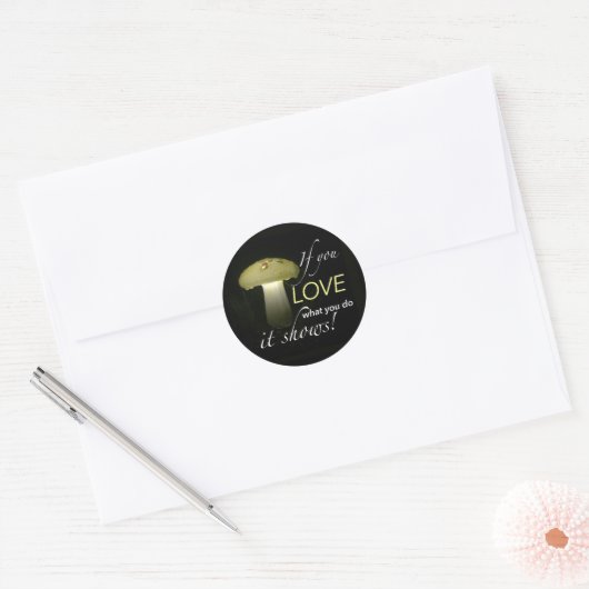 Glowing Solar Mushroom met Inspirerend Quote Ronde Sticker (Envelop)