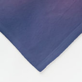 Glowing sunrise background with winged creature fleece deken (Hoek)