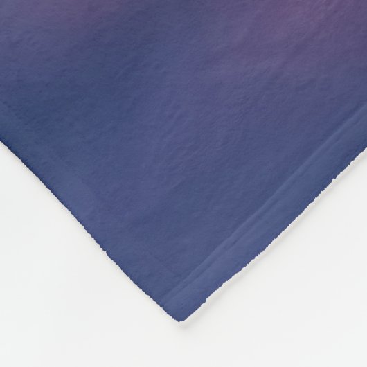 Glowing sunrise background with winged creature fleece deken (Hoek)