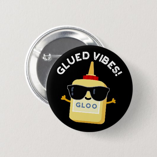 Glued Vibes Funny Glue Pun Dark BG Ronde Button 5,7 Cm (Voorkant /achterkant)