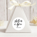Gluten gratis object | Modern Casual script en har Ronde Sticker<br><div class="desc">Dit eenvoudige en stijlvolle etiket met een gunst voor eten is perfect voor je moderne bruiloft! Trendy, zwart-wit casual handgeschreven script zegt "gluten free", samen met een elegant geschetst hart. Er is een plek om het soort glutenvrije behandeling toe te voegen, dus je gasten met een celiacum- of glutenintolerantie zullen...</div>