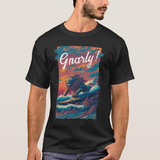 Gnarly. Lion Surfer, persoonlijk T-shirt (Voorkant)