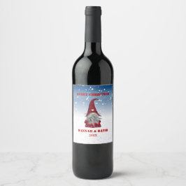 Gnom in rood pak wijn etiket