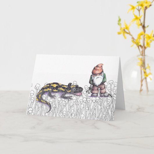 Gnome en Salamander staan in onkruid Kaart (Gele Bloem)
