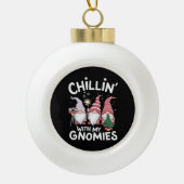 Gnome Familie Kerst Chillin Met Mijn Gnomies Keramische Bal Ornament (Voorkant)