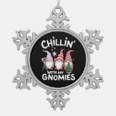 Gnome Familie Kerst Chillin Met Mijn Gnomies Tin Sneeuwvlok Ornament (Voorkant)