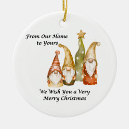 Gnome Familie Van Ons Thuis Naar Jouw Thuis op een Keramisch Ornament
