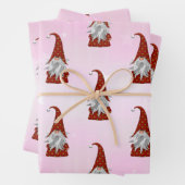 Gnome in een rood pak inpakpapier vel (In situ)