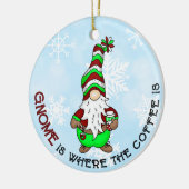Gnome is waar de koffie is | Schattigee kerst Keramisch Ornament (Links)
