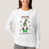 Gnome is waar de koffie is | Schattigee kerst T-shirt (Voorkant)