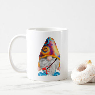 Gnome met een gitaar en kleurrijk Pet op een Koffiemok