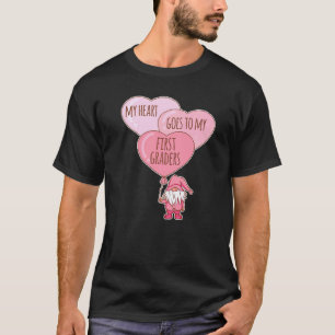 Gnome met hartjes voor Valentijnsdag voor de eerst T-shirt