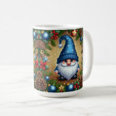 Gnome met kerstdecoraties en pinecones koffiemok (Voorkant rechts)