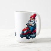 Gnome op rijdende grasmaaier met bloemenmand koffiemok (Voorkant rechts)
