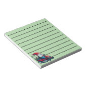 Gnome op rijdende grasmaaier met bloemenmand notitieblok (Schuin)