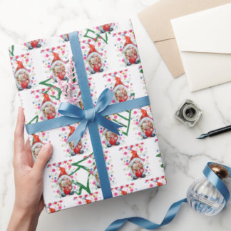 Gnome Santa met achtergronds kerstbomen Cadeaupapier