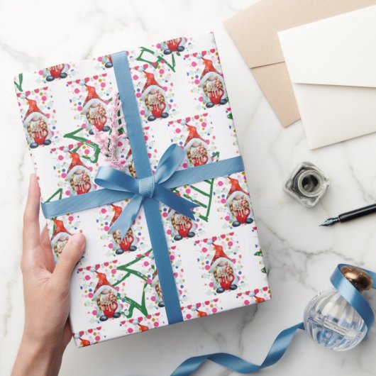 Gnome Santa met achtergronds kerstbomen Cadeaupapier (Geschenken)