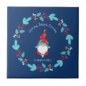 Gnome Sweet Gnome Blauw Moderne Elf Bloemenkrans Tegeltje (Voorkant)