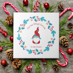 Gnome Sweet Gnome Cute Modern Elf Floral Wreath Tegeltje<br><div class="desc">"Gnoom zoete gnoom." Een leuke, grappige, grillige kabouter in rood en stoffig blauw samen met een Scandinavisch ontworpen stoffige blauwe, rode en oranje bloemenkrans zal heerlijk helpen bij het versieren van uw keuken voor de feestdagen. Voel de warmte en vreugde van dit feestelijke seizoen wanneer u deze leuke, eenvoudige, moderne,...</div>