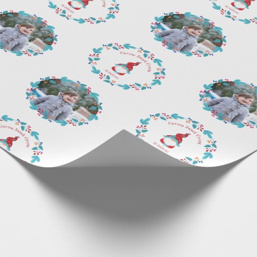 Gnome Sweet Gnome Floral krans Schattige aangepast Cadeaupapier (Hoek)