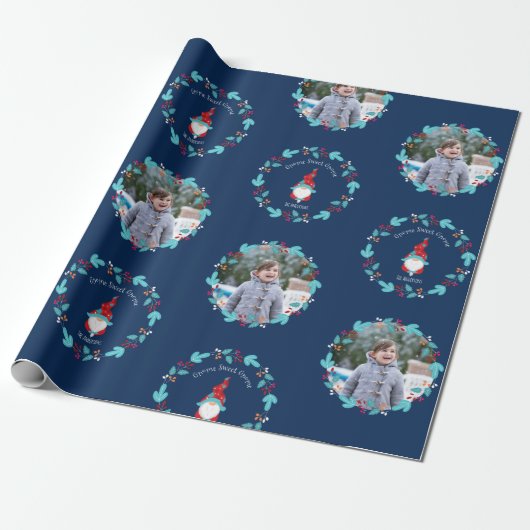 Gnome Sweet Gnome Floral met aangepaste foto Blauw Cadeaupapier (Uitgerold)