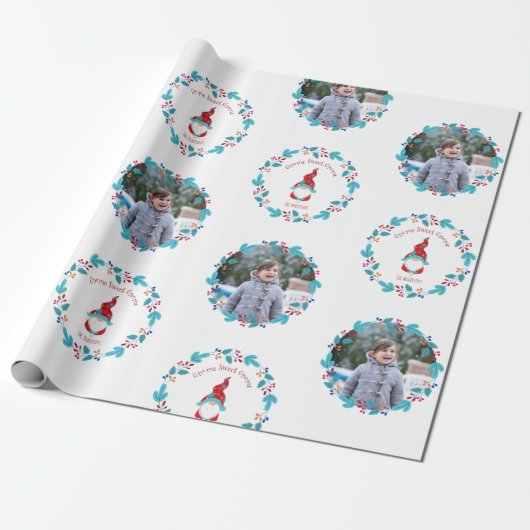 Gnome Sweet Gnome Schattigee Bloemenkrans Aangepas Cadeaupapier (Uitgerold)