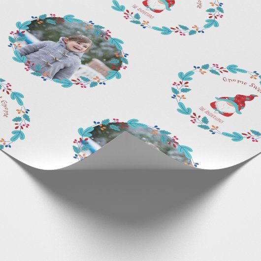 Gnome Sweet Gnome Schattigee Bloemenkrans Aangepas Cadeaupapier (Hoek)