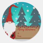 Gnome Te midden van een besneeuwd winterlandschap  Ronde Sticker (Voorkant)