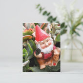 Gnome verbergt zich in de zuigen briefkaart (Staand voorkant)