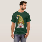 Gnome Wearing Strawberry Knit Pet en Jam Unisex T-shirt (Voorkant volledig)