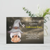 Gnome Witch Pumpkin Cloudy Sky Halloween Party Kaart (Staand voorkant)