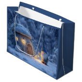 Gnome with a Lantern Outside a Snowy Stone Hut Groot Cadeauzakje (Voorkant Gekanteld)