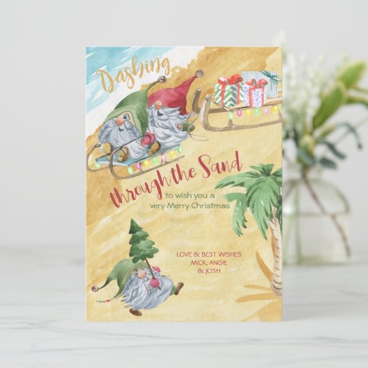 Gnomen die door het zand-strand kerstfeest springe feestdagenkaart (Staand voorkant)
