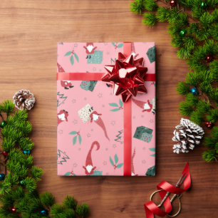 Gnomen met kerstbomen en geschenken op roze cadeaupapier