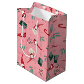 Gnomen met kerstbomen en geschenken op roze medium cadeauzakje (Voorkant Gekanteld)