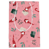 Gnomen met kerstbomen en geschenken op roze medium cadeauzakje (Voorkant)