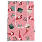 Gnomen met kerstbomen en geschenken op roze medium cadeauzakje (Achterkant)