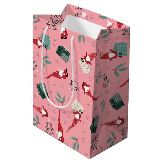 Gnomen met kerstbomen en geschenken op roze medium cadeauzakje (Achterkant Gekanteld)