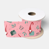 Gnomen met kerstbomen en geschenken op roze satijnen lint (Spoel)