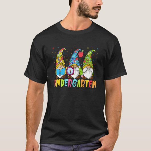 Gnomes Kindergarten Kreeg eerdaagse leraar terug n T-shirt (Voorkant)