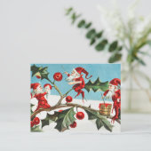 Gnomes painting holly berries in the snow briefkaart (Staand voorkant)