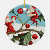 Gnomes painting holly berries in the snow keramisch ornament (Achterkant)