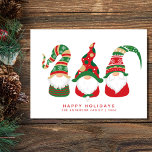 Gnomes Scandinavian Cute Kerstmis Feestdagenkaart<br><div class="desc">Eenvoudig en schattig vakantiegericht briefkaart met drie Scandinavische kerstgnomen met seizoensgebonden rode en groene petten en tonijn. Je kunt je een Prettige feestdagen,  vrolijk kerstfeest,  enz. personaliseren,  begroeting en jouw naam en het jaar in het coördineren van rode typografie. U kunt uw terugkeeradres op de achterkant ook toevoegen.</div>