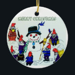 GNOMES SNOWMAN, CHRISTMAS-versiering Keramisch Ornament<br><div class="desc">Een winterwonderland van plezier is wat deze kleine gnomen van deze sneeuwval hebben gemaakt,  door deze schattige kleine sneeuw te bouwen. Artist Jo-Ann Hayden</div>