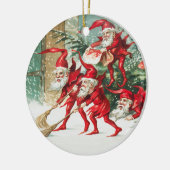 Gnomes sweeping snow with a broom keramisch ornament (Links)