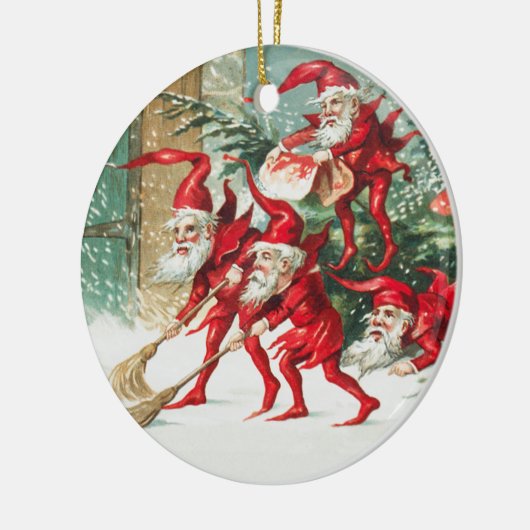 Gnomes sweeping snow with a broom keramisch ornament (Links)